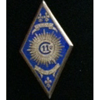 CUIRS : insigne du 11° régiment de cuirassiers "toujours au chemin de l'honneur" de fabrication Drago Paris H. 168