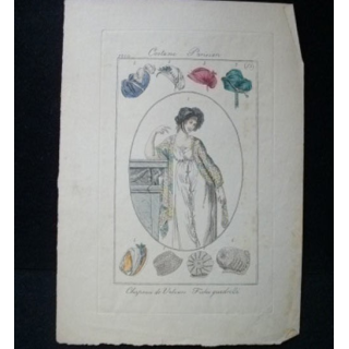 MODE : gravure couleur du costume parisien 1800, chapeau de velours, fichu quadrillé.