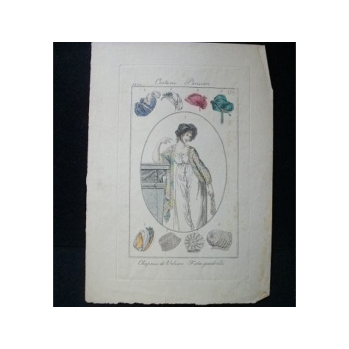 MODE : gravure couleur du costume parisien 1800, chapeau de velours, fichu quadrillé.