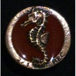 1° REC : insigne du 2° escadron du 1° régiment étranger de cavalerie en bronze massif hippocampe sur fond grenat boléro allongé