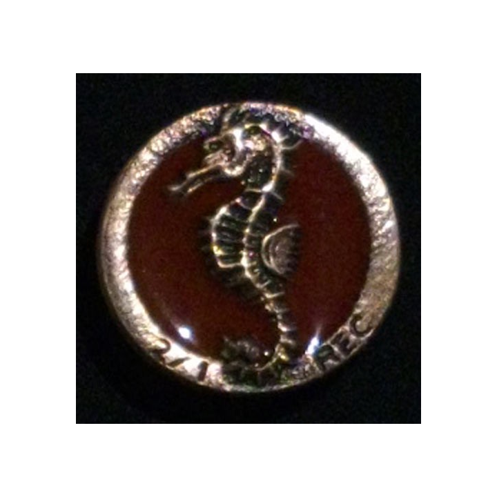 1° REC : insigne du 2° escadron du 1° régiment étranger de cavalerie en bronze massif hippocampe sur fond grenat boléro allongé