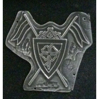 MATRICE SUR MÉTAL du 153° régiment d'infanterie avec drapeaux entrecroisés (taille de l'insigne sans drapeaux