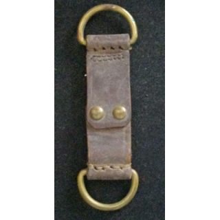 Passant pour ceinturon en cuir avec deux crochets métalliques pour attache bretelle et bidon ou autre