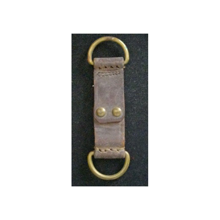 Passant pour ceinturon en cuir avec deux crochets métalliques pour attache bretelle et bidon ou autre