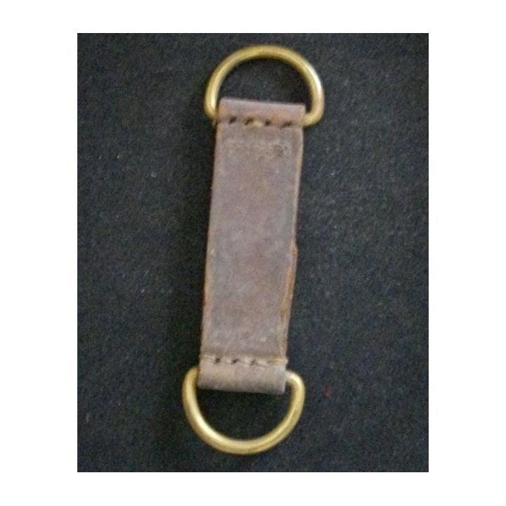 Passant pour ceinturon en cuir avec deux crochets métalliques pour attache bretelle et bidon ou autre