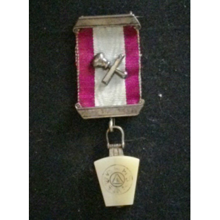 Médaille maçonnique anglaise du début du 20° siècle dont le ruban est aux couleurs du rite écossais ancien et accepté
