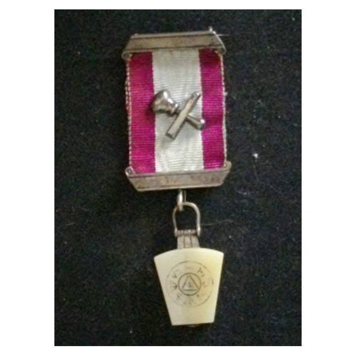 Médaille maçonnique anglaise du début du 20° siècle dont le ruban est aux couleurs du rite écossais ancien et accepté