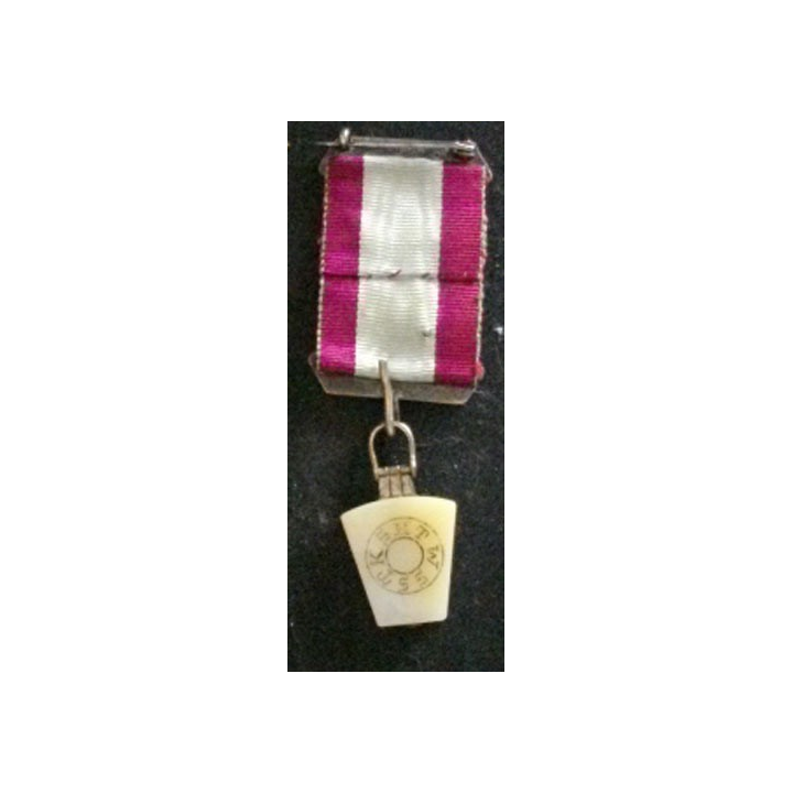 Médaille maçonnique anglaise du début du 20° siècle dont le ruban est aux couleurs du rite écossais ancien et accepté