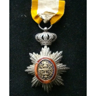 CAMBODGE : médaille de chevalier de l'Ordre Royal du Cambodge en argent et centre en or dont l'émail a été visiblement restauré