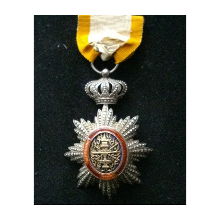 CAMBODGE : médaille de chevalier de l'Ordre Royal du Cambodge en argent et centre en or dont l'émail a été visiblement restauré