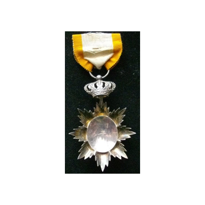 CAMBODGE : médaille de chevalier de l'Ordre Royal du Cambodge en argent et centre en or dont l'émail a été visiblement restauré