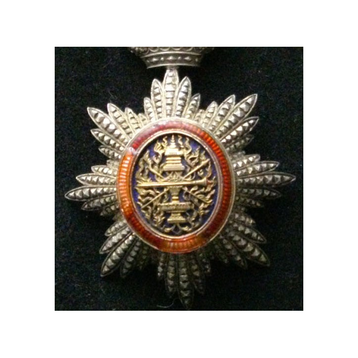 CAMBODGE : médaille de chevalier de l'Ordre Royal du Cambodge en argent et centre en or dont l'émail a été visiblement restauré