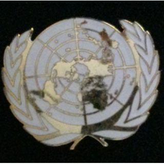 INSIGNE DE BÉRET DE L'ONU : insigne de béret de l'Organisation des Nations Unies dos lisse et argenté