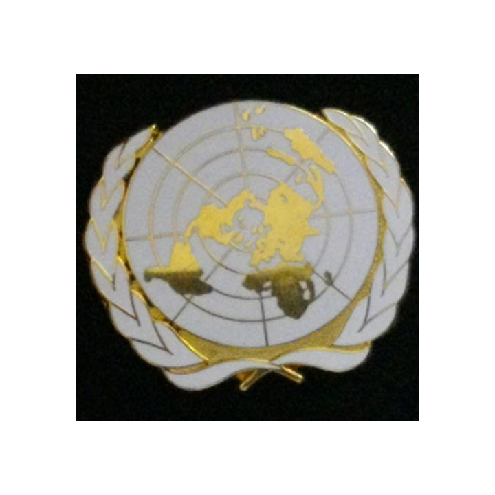 INSIGNE DE BÉRET DE L'ONU : insigne de béret plat de l'Organisation des Nations Unies avec comme mention au dos "made in France"
