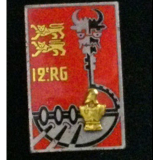 12° RG : insigne du 12° régiment du génie en émail de fabrication Drago G. 1978 inscription au centre