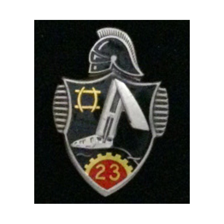 23° BG : insigne du 23° Bataillon du génie en émail de fabrication Drago G. 1869 dos guilloché