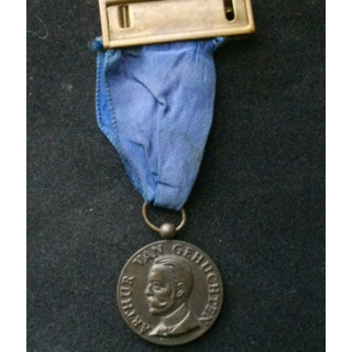 Cette médaille des 100 ans du jubilé médical de neurologie de Belgique a comme avers le portrait de Arthur Van Gehuchten