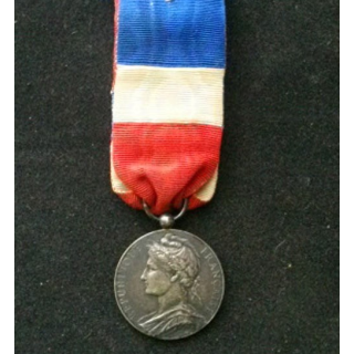 FRANCE : médaille du travail du commerce et de l'industrie attribuée à L.J Sauvant en 1920 en argent