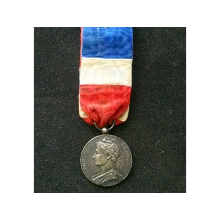 FRANCE : médaille du travail du commerce et de l'industrie attribuée à L.J Sauvant en 1920 en argent