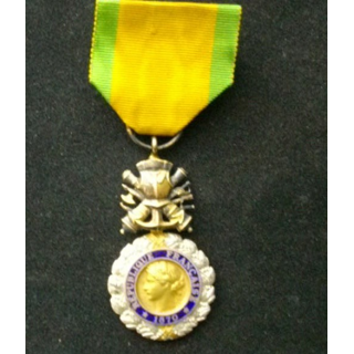 FRANCE : médaille militaire en parfait état d'émail en argent modèle 1870 valeur et discipline