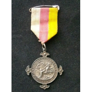 FRANCE : médaille religieuse de Notre Dame de Lourdes de dimension 3,9 cm x 8,3 cm en métal argenté