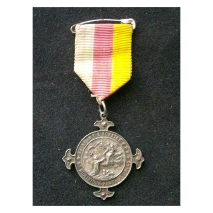 FRANCE : médaille religieuse de Notre Dame de Lourdes de dimension 3,9 cm x 8,3 cm en métal argenté
