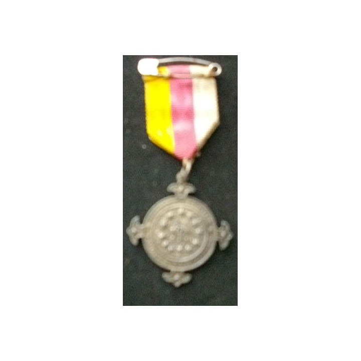 FRANCE : médaille religieuse de Notre Dame de Lourdes de dimension 3,9 cm x 8,3 cm en métal argenté