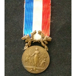 FRANCE : médaille du courage et du dévouement de fabrication ancienne en bronze mat avec un ruban de 2,7 cm de large.