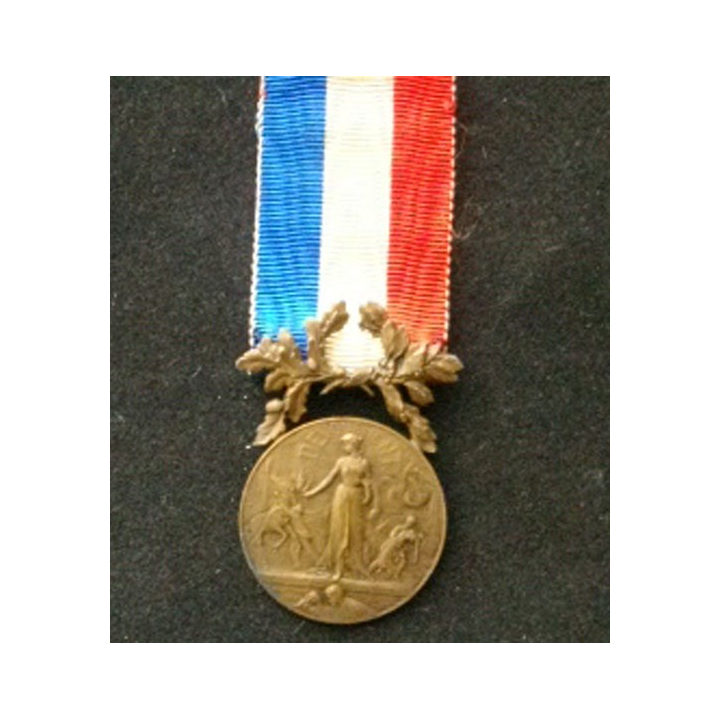 FRANCE : médaille du courage et du dévouement de fabrication ancienne en bronze mat avec un ruban de 2,7 cm de large.