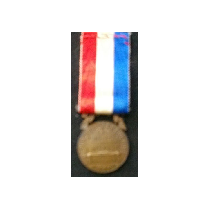 FRANCE : médaille du courage et du dévouement de fabrication ancienne en bronze mat avec un ruban de 2,7 cm de large.