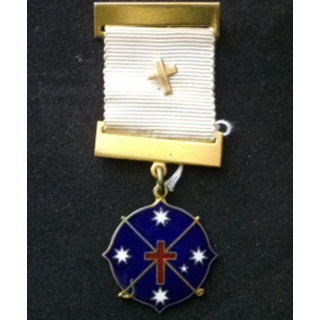 AUSTRALIE : médaille religieuse australienne en émail bleu et ruban blanc de dimension 3,7 cm x 9 cm