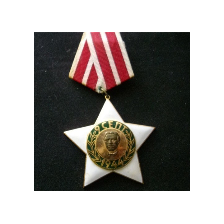 BULGARIE : médaille de l'Ordre du 9 septembre 1944 de 1° Classe pour civils en émail blanc de dimension 5,5 cm x 10 cm