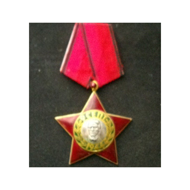 BULGARIE : médaille de l'Ordre du 9 septembre 1944 de 3° Classe pour civils en émail rouge de dimension 5,5 cm x 10 cm