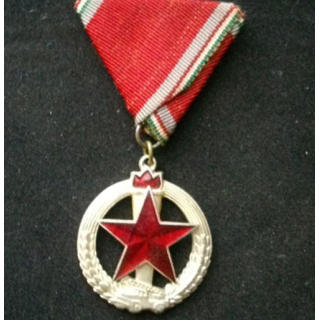 HONGRIE : médaille des pompiers émaillée rouge de diamètre 3,5 cm