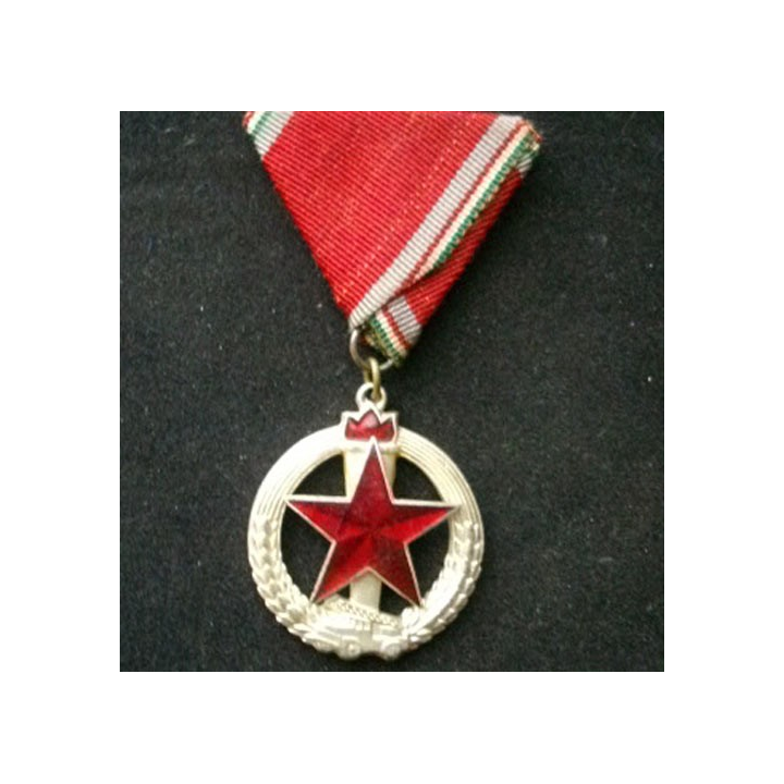 HONGRIE : médaille des pompiers émaillée rouge de diamètre 3,5 cm