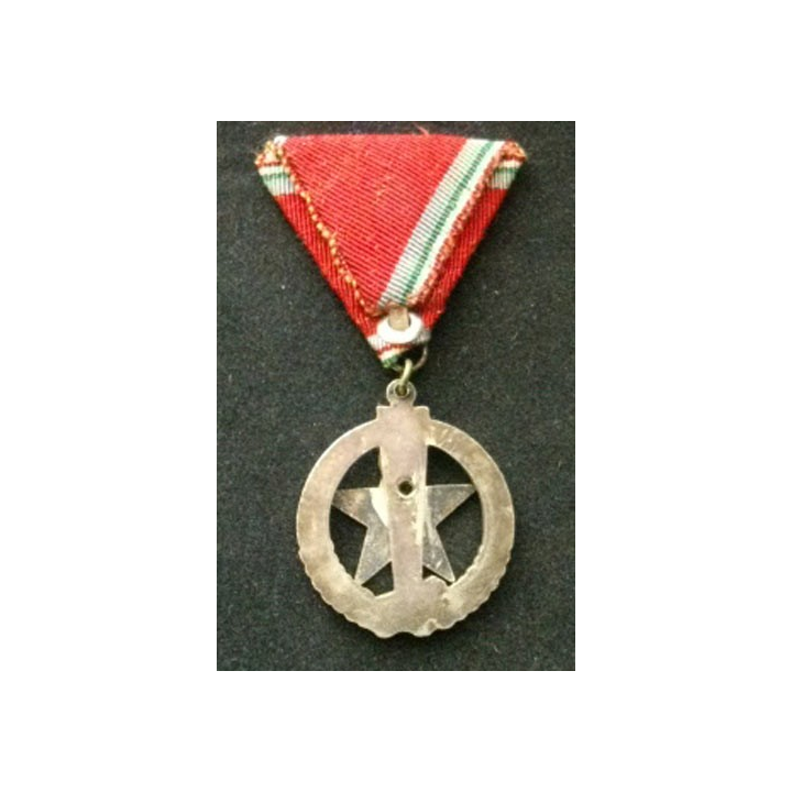 HONGRIE : médaille des pompiers émaillée rouge de diamètre 3,5 cm