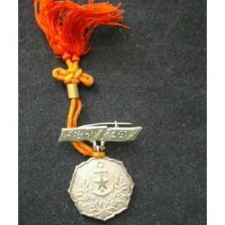 JAPON : une médaille de la seconde guerre mondiale de dimension 2 cm de diamètre environ en métal argenté