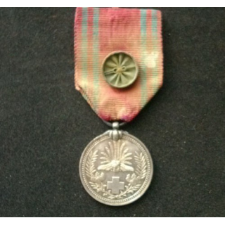 JAPON : médaille de 1° classe de la Croix Rouge japonaise datant de la seconde guerre mondiale ou années 1950