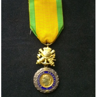 FRANCE : médaille militaire en métal argenté du 9° type 5° république valeur et discipline avec 1 étoile