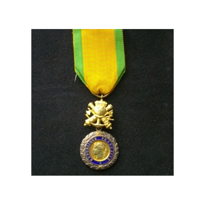 FRANCE : médaille militaire en métal argenté du 9° type 5° république valeur et discipline avec 1 étoile