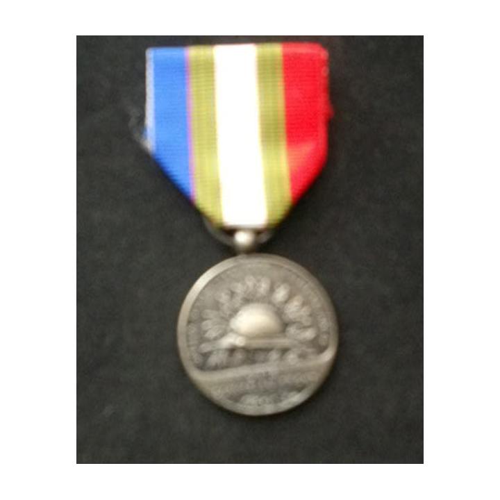 FRANCE : médaille de l'Union Nationale des Combattants UNC en argent poinçonné sur la tranche