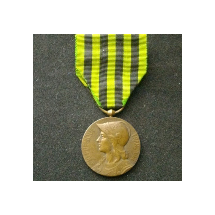FRANCE : médaille commémorative de la guerre 1870-1871 en bronze diamètre 3 cm