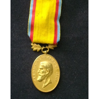 ROUMANIE : médaille de Carol Ier en bronze doré sans épées avec comme légende au dos "Barbatie si Crédinta"