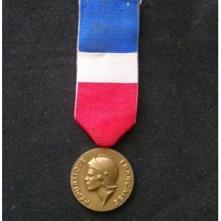 FRANCE : médaille du travail du ministère de la Défense attribuée à L. Leprael en 1986 en bronze