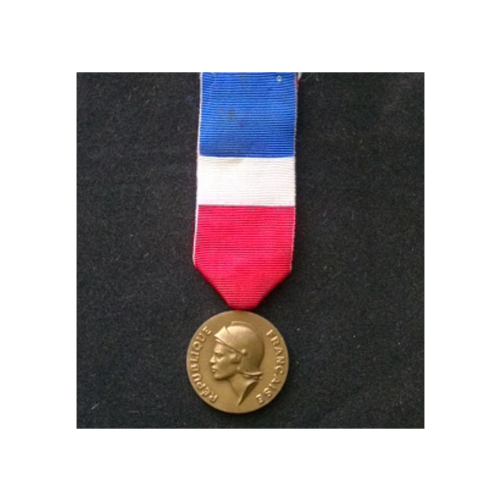 FRANCE : médaille du travail du ministère de la Défense attribuée à L. Leprael en 1986 en bronze