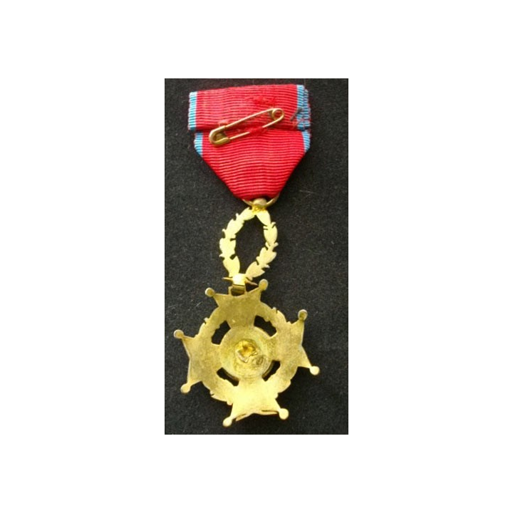 FRANCE : médaille commémorative de l'exposition universelle de Toulon en 1897 avec un petit défaut d'émail en métal argenté