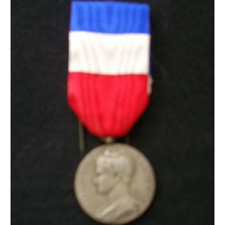 FRANCE : médaille du travail du ministère du travail et de la sécurité sociale en argent attribuée à A. Labbite 1958