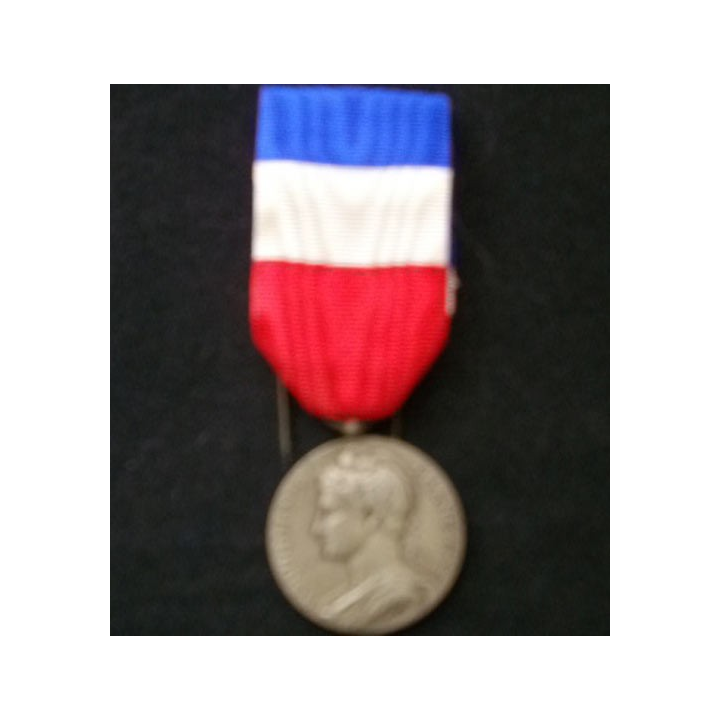 FRANCE : médaille du travail du ministère du travail et de la sécurité sociale en argent attribuée à A. Labbite 1958