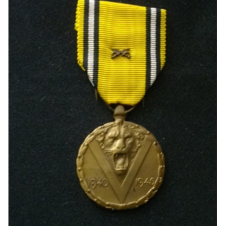 BELGIQUE : médaille commémorative de la 2° guerre mondiale 1940-1945 avec les sabres en réduction