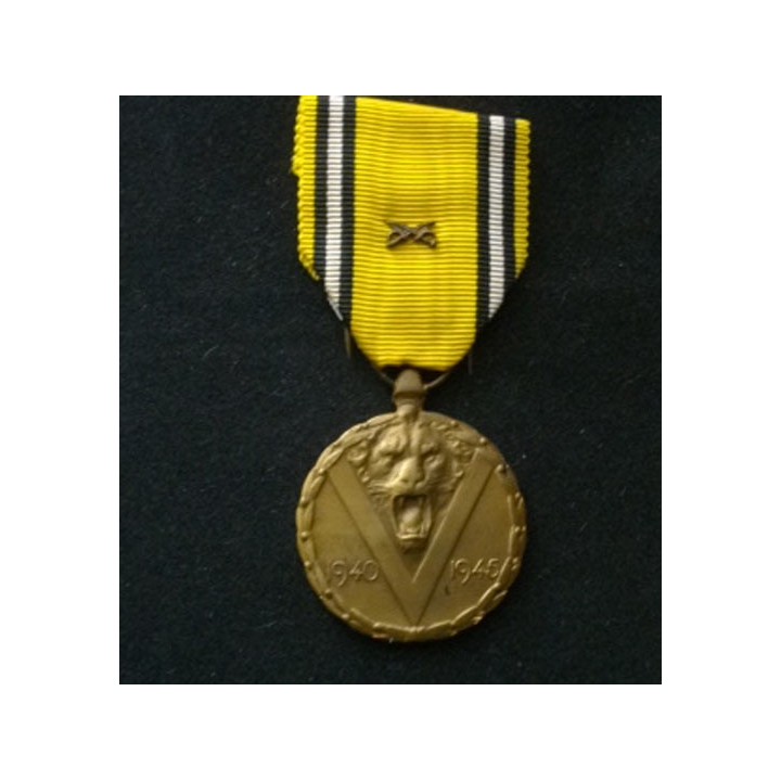 BELGIQUE : médaille commémorative de la 2° guerre mondiale 1940-1945 avec les sabres en réduction